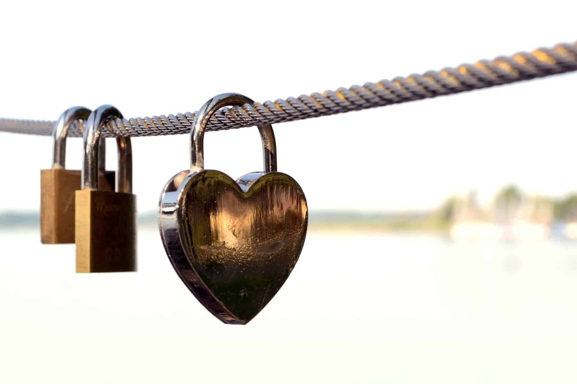heart-locks-on-chain-pexels-photo-256738